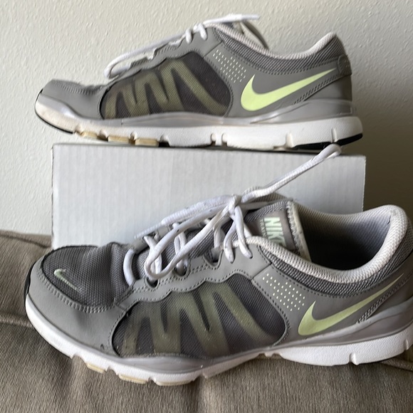 Nike sneakers size 9.5  used - Picture 3 of 11